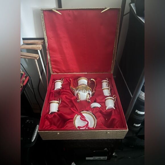 Vintage Used Fine China Tea Set 5 cups 5 plates and tea pot with lid beautiful - Picture 2 of 11